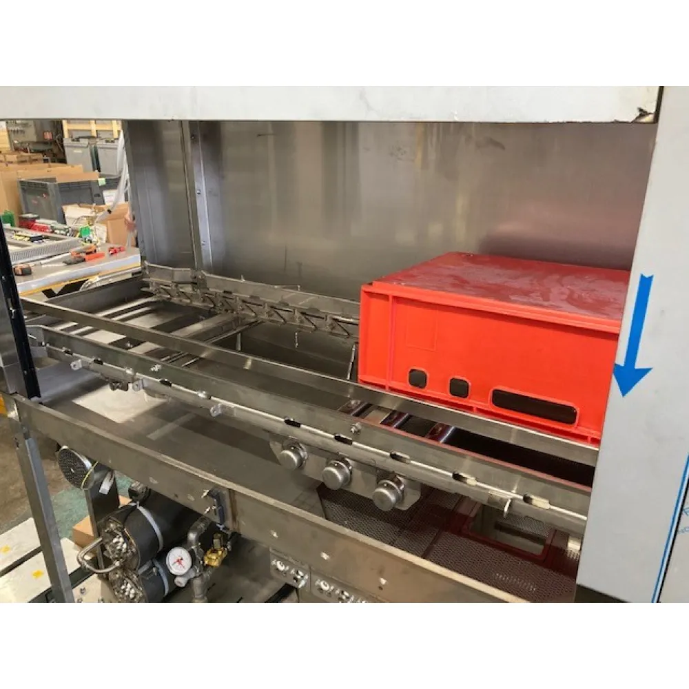 Professional conveyor-type tunnel dishwasher